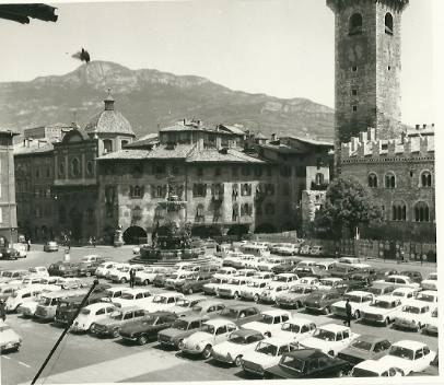 Trento. Piazza Duomo, inizio anni '60