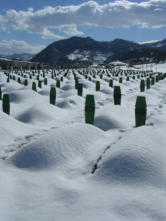 La neve sul cimitero di Potocari, Srebrenica