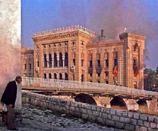 1992, la Biblioteca nazionale di Sarajevo in fiamme