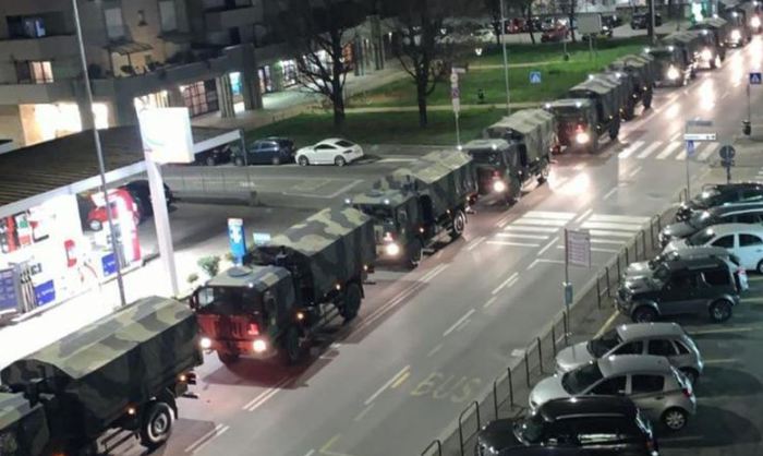 Bergamo. La colonna di camion dell'esercito per trasportare le salme dei defunti