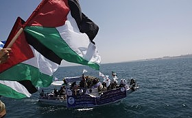 in attesa, nel porto di Gaza 
