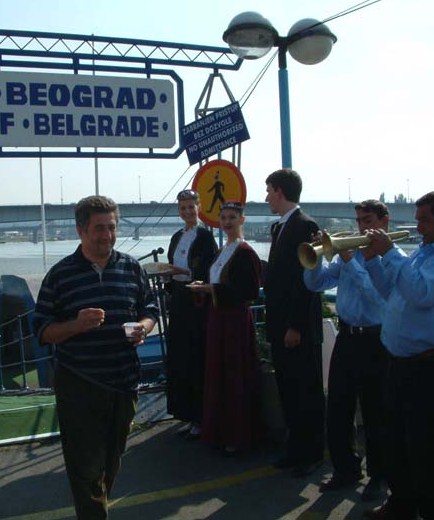 2002, l\'arrivo a Belgrado della nave di OB. In primo piano Mario Agostinelli