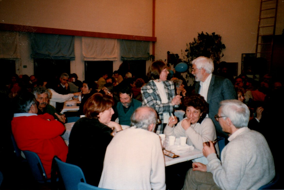 1998. Festa del ventennale DP-Solidarietà a Mezzocorona. In primo piano di profilo Franco Calamida.