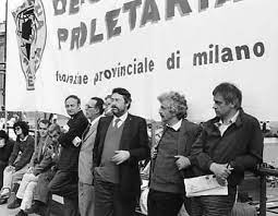 Guido Pollice (con i giornali sottobraccio) in una manifestazione con Massimo Gorla, Emilio Molinari e altri