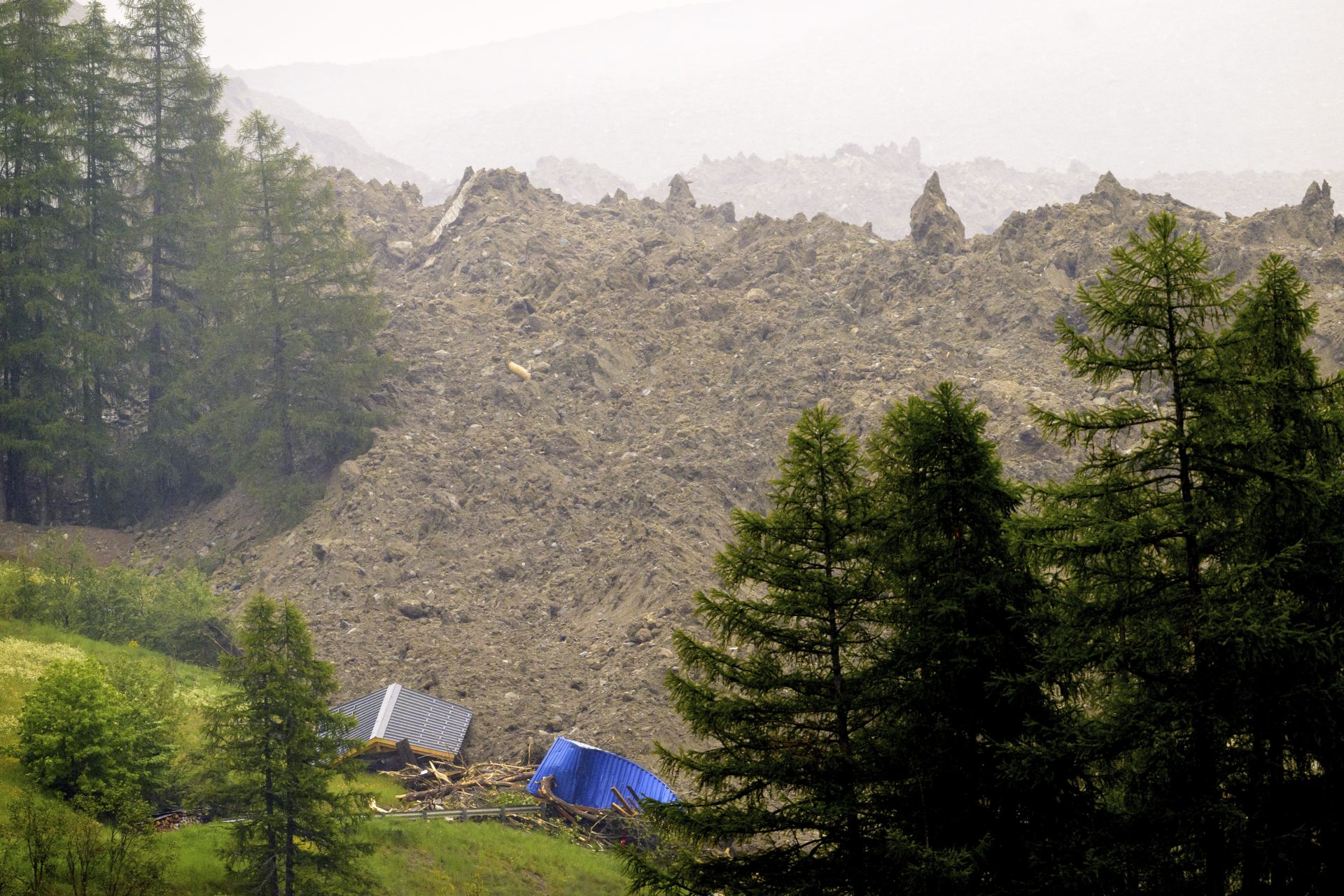 Nella foto di Jean-Christophe Bott/Keystone per AP/LaPresse, gli effetti a fondo valle del crollo del ghiacchio: una valanga di ghiaccio, terra e pietre.
