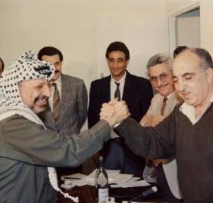 Un giovane Ali Rashid con Yasser Arafat