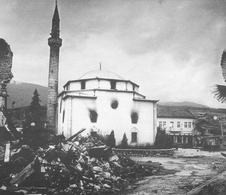 La moschea di Peja-Pec bruciata durante la guerra